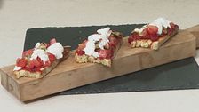 Bruschetta con melanzana, pomodoro, burrata e 'nduja
