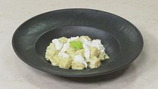 Gnocchetti con pesto di sedano e stracciatella