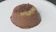 Budino al cioccolato con pere caramellate