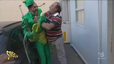 Le immagini della violenta aggressione a Max Laudadio