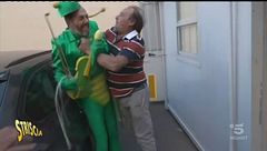 Le immagini della violenta aggressione a Max Laudadio