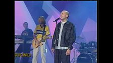 Gli 883 cantano "Io ci sarò" sul palco di Vota la voce