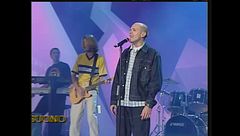 Gli 883 cantano "Io ci sarò" sul palco di Vota la voce