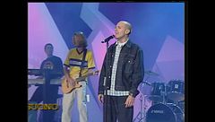 Gli 883 cantano "Io ci sarò" sul palco di Vota la voce