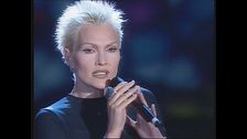 Anna Oxa a Un disco per l'estate '97 con un medley dei suoi successi