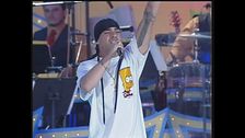Dei giovanissimi Articolo 31 cantano "Davanti alla TV" a Un disco per l'estate 1999