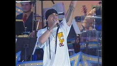 Dei giovanissimi Articolo 31 cantano "Davanti alla TV" a Un disco per l'estate 1999