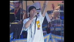 Dei giovanissimi Articolo 31 cantano "Davanti alla TV" a Un disco per l'estate 1999