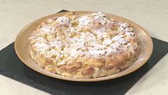 Una deliziosa torta con frutta di stagione