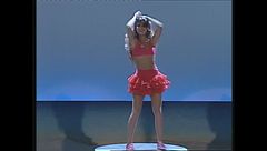 Una giovanissima Miriana Trevisan balla sul cubo a Non è la Rai 1992