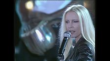 Patty Pravo canta "Les Etrangers" a Festivalbar 1998