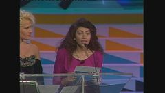 Cristina d'Avena consegna il Telegatto per il miglior programma per ragazzi 1989
