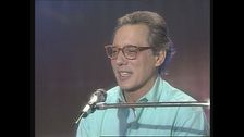 Enzo Jannacci festeggia i primi 30 anni di carriera a Superclassifica Show 1989
