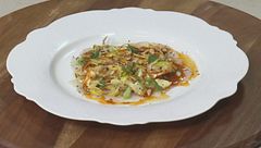 Insalata di scampi, carciofi e pinoli tostati