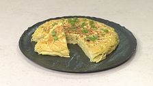 Frittata, spaghetti e cipollotti