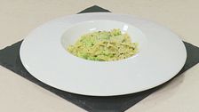 Pasta e broccoli con pesto al pistacchio