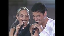 Anna Oxa e Chayanne cantano "Camminando camminando" a Festivalbar 1999