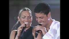 Anna Oxa e Chayanne cantano "Camminando camminando" a Festivalbar 1999