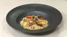 Fregola sarda con fiori di zucchina e cozze