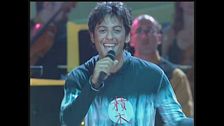 Fiorello si scatena con "Vivere a colori" sul palco di Un disco per l'estate 1999
