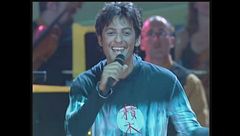 Fiorello si scatena con "Vivere a colori" sul palco di Un disco per l'estate 1999