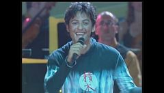 Fiorello si scatena con "Vivere a colori" sul palco di Un disco per l'estate 1999