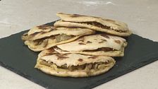 Naan farcito con seitan e crema di ceci
