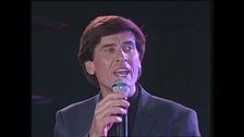 Gianni Morandi canta "Giovane amante mia" a Festivalbar 1996