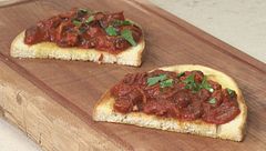 Bruschette con moscardini in umido