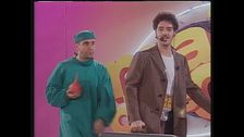 Max Gazzè canta "La favola di Adamo ed Eva" disturbato dai comici di Mai dire Gol