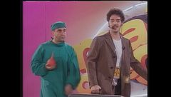 Max Gazzè canta "La favola di Adamo ed Eva" disturbato dai comici di Mai dire Gol