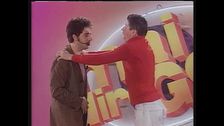 Max Gazzè canta "La favola di Adamo ed Eva" disturbato dai comici di Mai dire Gol