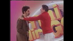 Max Gazzè canta "La favola di Adamo ed Eva" disturbato dai comici di Mai dire Gol