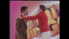 Max Gazzè canta "La favola di Adamo ed Eva" disturbato dai comici di Mai dire Gol