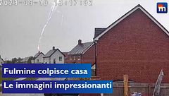 Fulmine colpisce casa e distrugge il tetto: "Lo abbiamo evitato per un pelo"