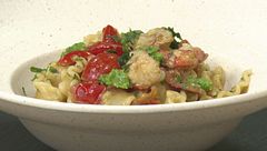 Mafaldine gamberi, pomodori e pesto