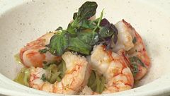 Gamberi rosolati, purea di castagne alla vaniglia, porri e uva passa
