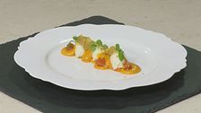 Zucca al forno con il formaggio, la mostarda e il polline