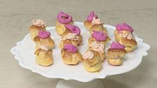 Bignè salati ripieni di creme a base di trota