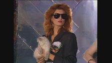 Sei modelle vestite Moschino e un gatto salgono sul palco per il Telegatto a Nonsolomoda