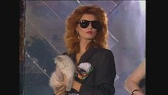 Sei modelle vestite Moschino e un gatto salgono sul palco per il Telegatto a Nonsolomoda