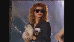 Sei modelle vestite Moschino e un gatto salgono sul palco per il Telegatto a Nonsolomoda