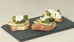 Bruschetta cavolo romanesco e sedano rapa