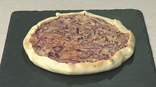 Torta salata cipolle e formaggio di capra