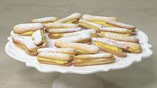 Lingue di gatto con crema