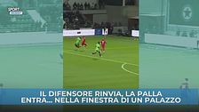 Rinvio e gol… nella finestra di un palazzo