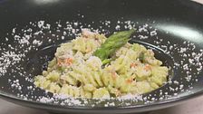 Fusilli con macinato e crema di asparagi
