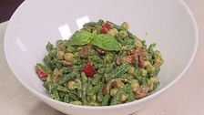 Insalata fagiolini ceci e pomodorini con pesto di noci