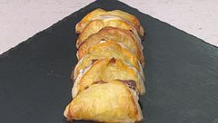 Fagottini con cipolle caramellate e formaggio di capra