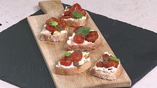 Crostini crescenza e pomodorini confit